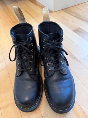 Dr. Martens  Vegan Leather 6 eye classic lace up boots black with Air Wair tabs